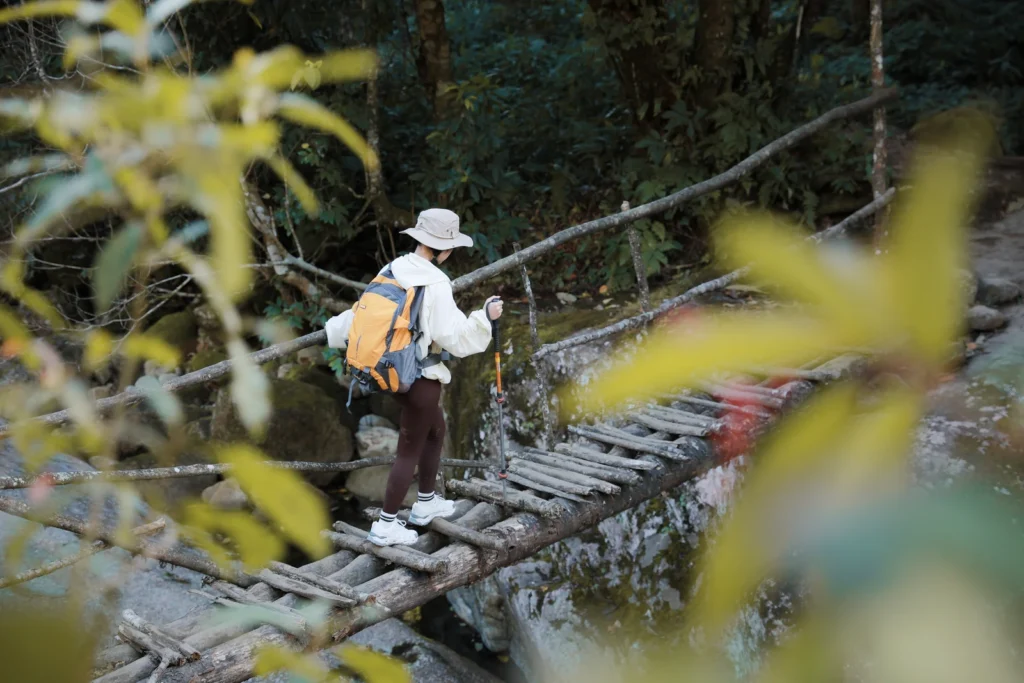 Leo Ky Quan San với gậy trekking và balo, trang bị cho người mới